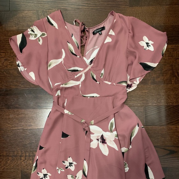 ‼️SOLD‼️ Dynamite Floral Dress in blush - Picture 2 of 4